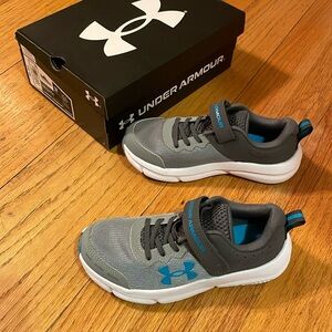 Under Armour Boys size 2Y tennis shoes